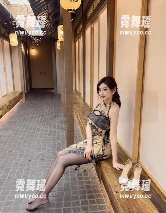 微密圈 - 周妍希的体操服原图：随意的时刻，却又透着点不羁。