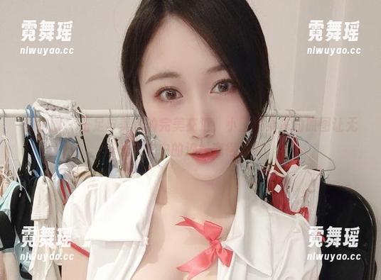 小玉吃果冻 微密圈 - 玉足与美腿的完美交汇,小玉吃果冻的原图让无圣光电影中的浪漫变得真实。