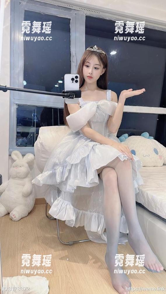 小萌子 微密圈 - 小萌子在线:天台上CaughtintheAct,难道我在做户外瑜伽?高清放送!