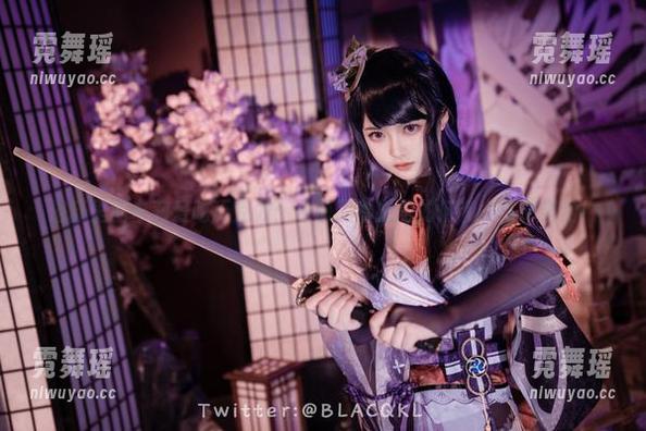 浴缸里的白莉爱吃巧克力：从原图看她是如何和水打交道的！