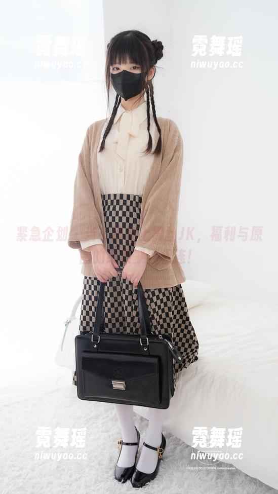 紧急企划-小恩 紧急企划 - 当小恩穿上黑丝JK,福利与原图的绳索紧紧相连!