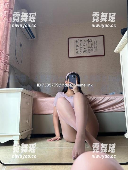 美邵女Baby 微密圈 - 从图库到心里:分享美邵女Baby的裸足态度,那叫一个‘脱’俗!