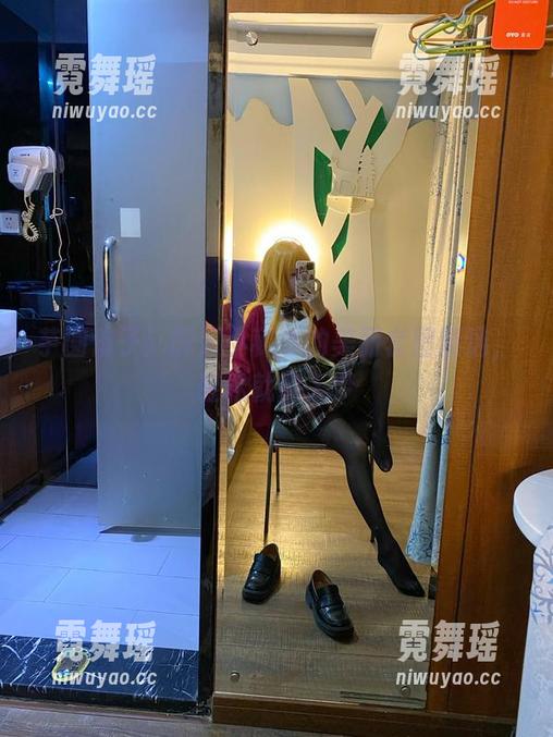芋圆侑子：醉酒小秘书的美丽套图精选，轻松就能入梦