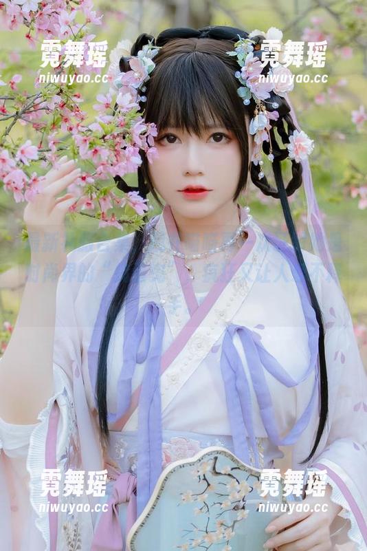 最新礼服合集，荒井喵喵再一次证明她是时尚界的“捣蛋鬼”，疯狂又让人爱不释手。