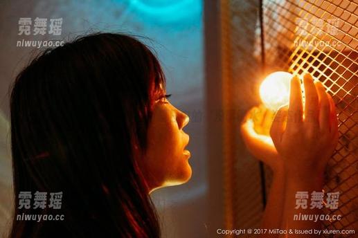 蜜桃社 - 定制版王静瑶：夏日中的‘没事喝水’姿态作品！