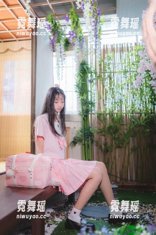 西呱呀呀呀 西呱呀呀呀的淡蓝JK作品,图库里出了这样一位小仙女