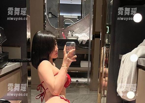 詹詹 微密圈 - 清纯女仆系列:詹詹的图片让人想起翻动书页的温柔时光。