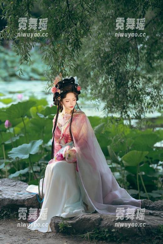 雯妹不讲道理 图包更新!雯妹不讲道理换上黑旗袍,她真会挑呢!