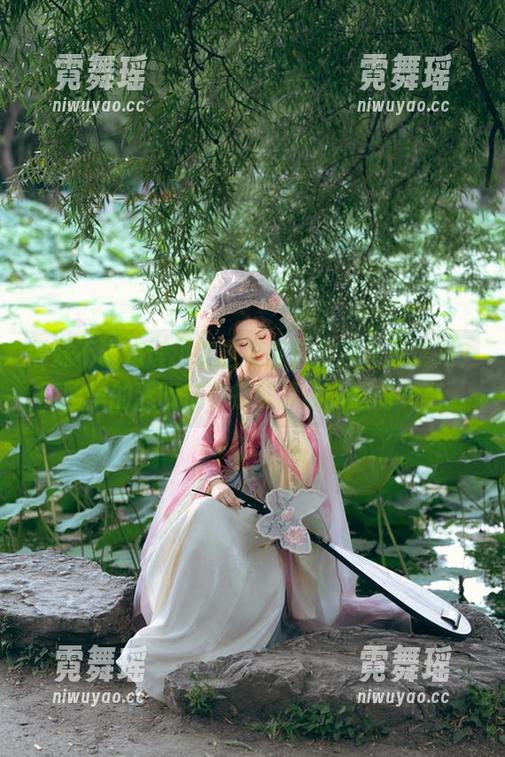 雯妹不讲道理，您这是在玩弄角色扮演吗？原图里的透明皮衣搭配真让人眼前一亮。