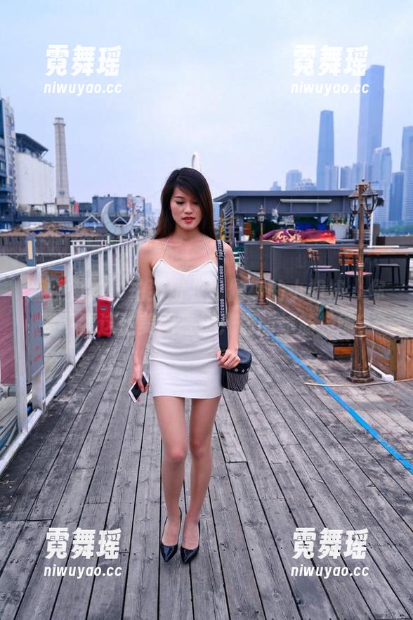 魔镜街拍，拍到粉衣瑜伽裤的小姐姐，你要不要这张美图来提升你的拉筋技能？